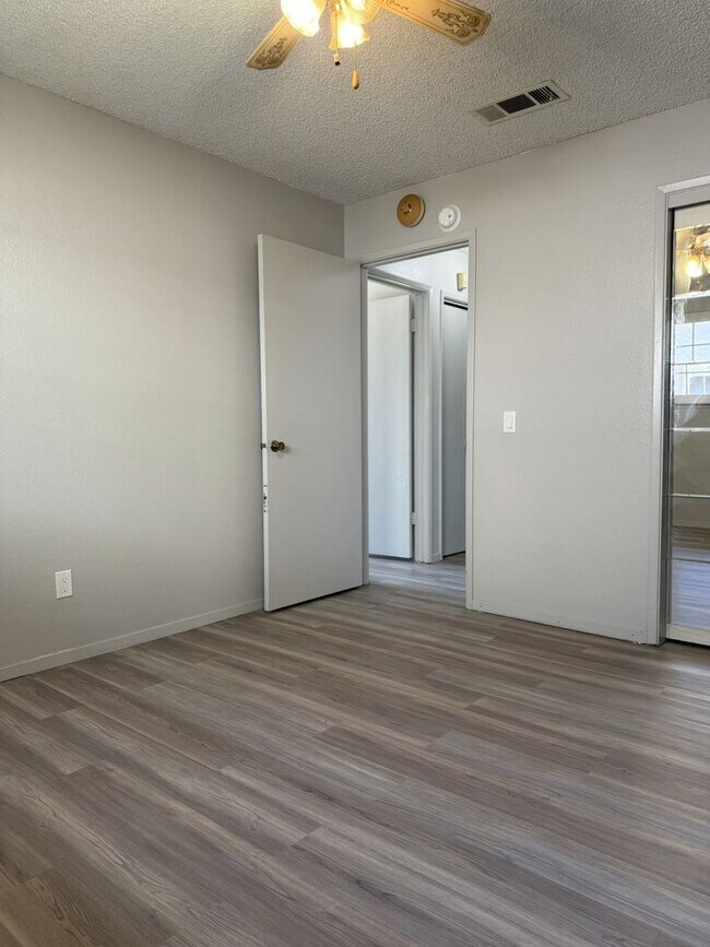 Building Photo - 3 bedroom/2 bathroom home AVAILABLE NOW!!!!