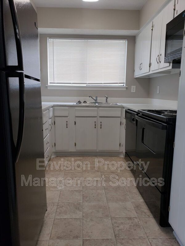 Building Photo - 8577 Pineview Ln