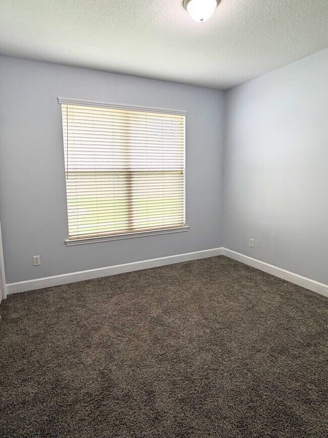Building Photo - Woof and Meow Friendly! 4/3 with a fenced in yard!