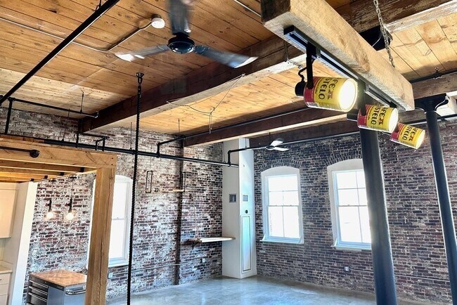 Building Photo - 172 Middle St