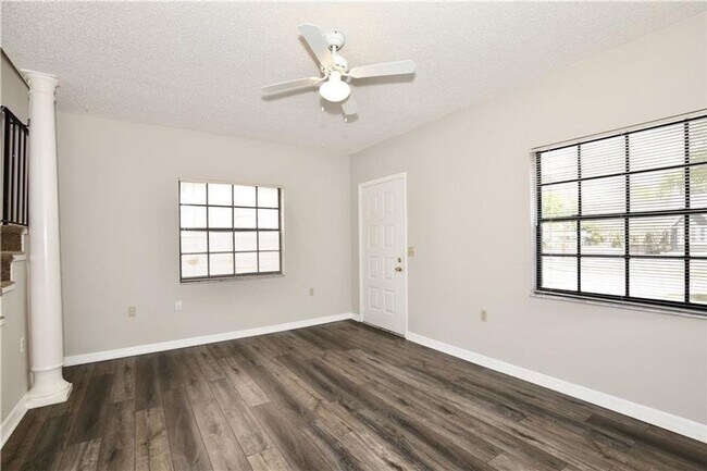 Building Photo - Just Listed!   Updated 2 Bedroom Townhome located in Downtown Orlando
