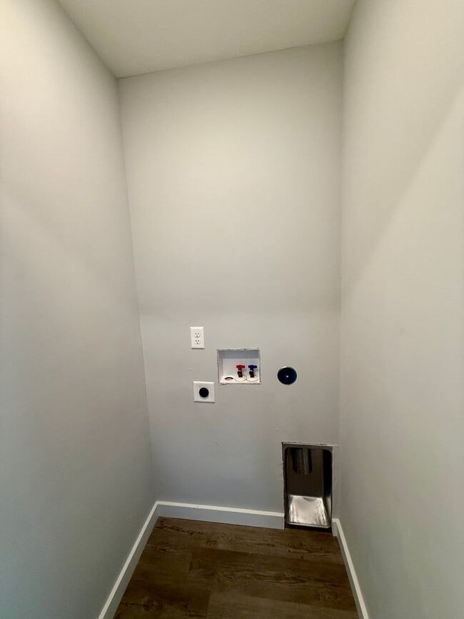 Building Photo - Knoxville 37921 - 2 bedroom 1.5 bath - cal...