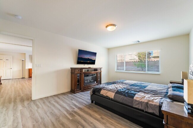 Building Photo - 4 bedroom home, 4 bathrooms,  with a fully self  contained casita with a 3 car garage
