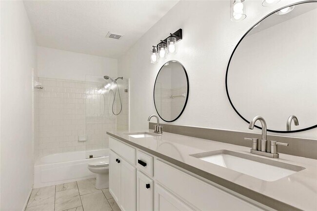 Building Photo - 304 E Golden Arrow Cir