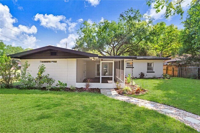 Building Photo - 223 Pinehurst Dr