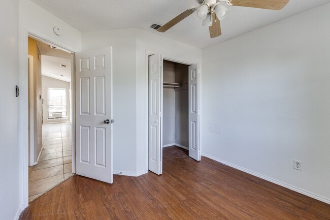 Building Photo - 3 Bedroom 2 Bath Home with Massive Fenced ...