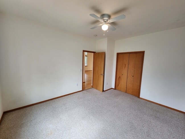 Building Photo - 3 bed 2.5 bath home on Bell Hill with grea...