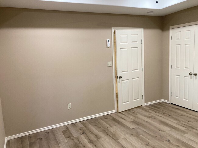 Building Photo - 2113 W Barcelona Ave