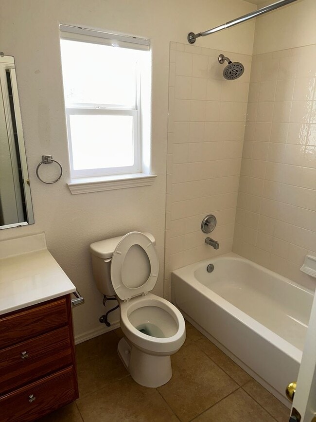 Building Photo - Northern Meadows Cutie!