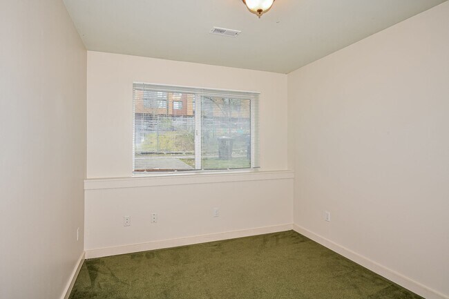 Building Photo - Leasing NOW -- Excellent 7 Bedroom/3 Bathroom Unit Near UW