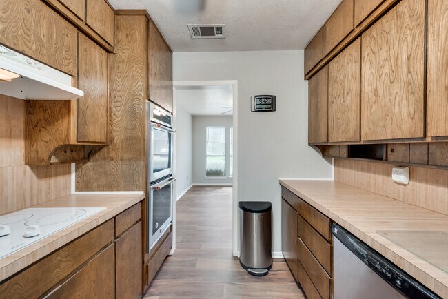 Building Photo - 1006 Walnut Pl