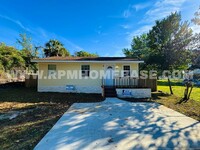 Building Photo - 2 bed, 1 bath on large lot with fenced in ...