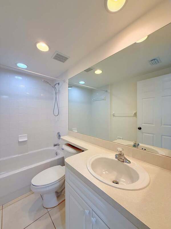 Building Photo - 1200 Country Club Dr