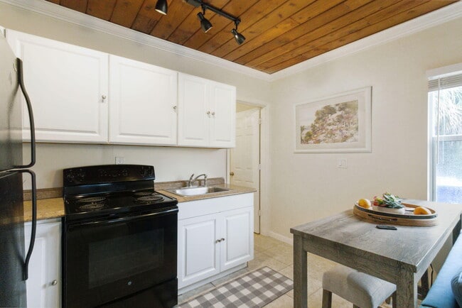 Building Photo - 614 N 7th St