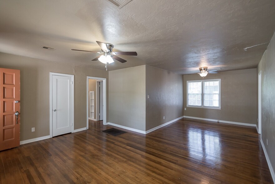 Building Photo - 2025 W Admiral Rd