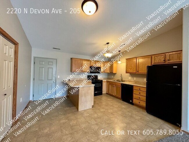 Primary Photo - 2220 Devon Ave