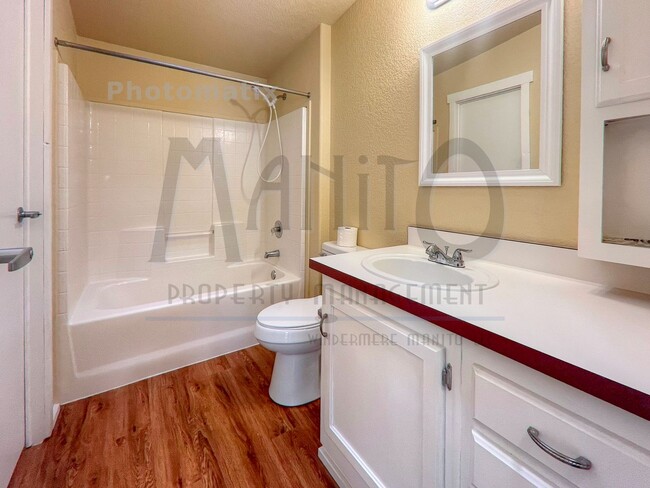 Building Photo - Spacious Modern 2 Bedroom Home