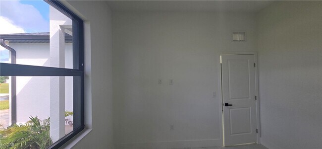 Building Photo - 306 NE 10th Terrace