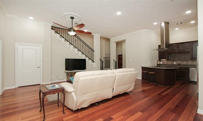 Building Photo - 908 Garden Oaks Terrace