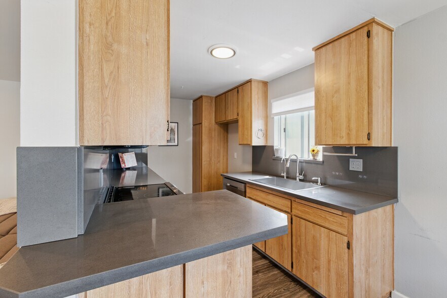Building Photo - 5400 Lindley Ave
