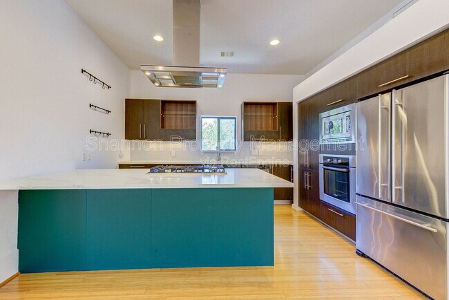 Building Photo - 113 Tuam St