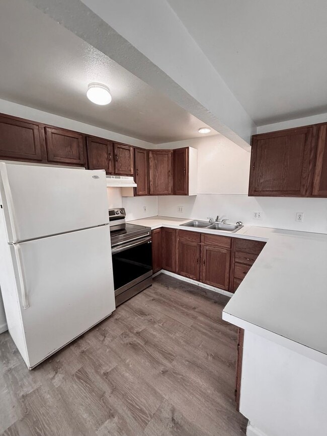 Building Photo - 313 N. "E"