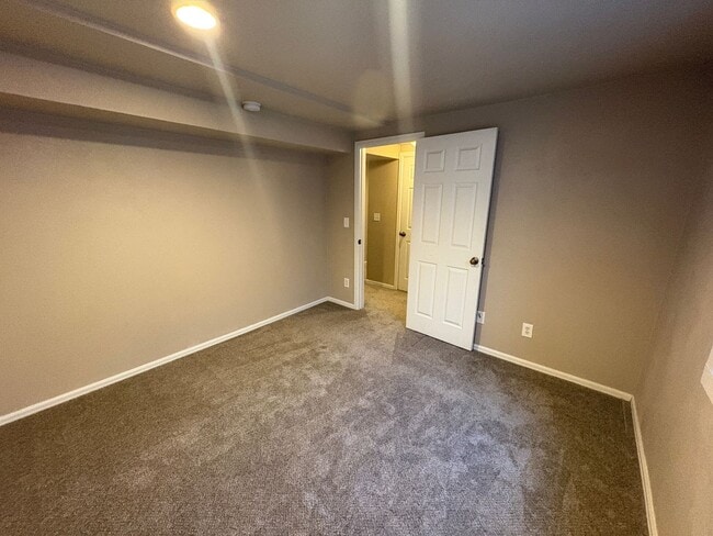 Building Photo - Large 5 bed 3 bath house near Cherry Creek Reservoir!