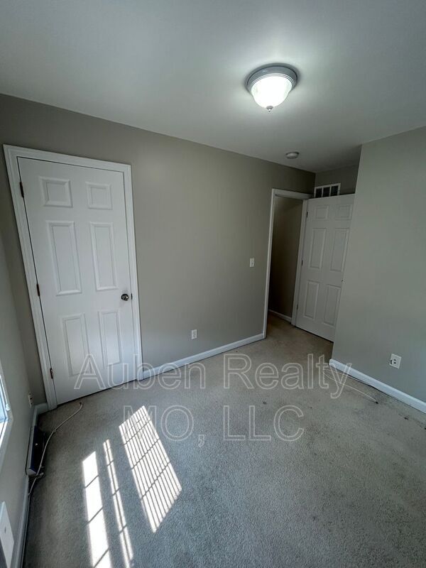 Building Photo - 6610 Metcalf Ave