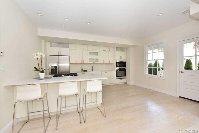 Building Photo - 1415 Old Northern Blvd