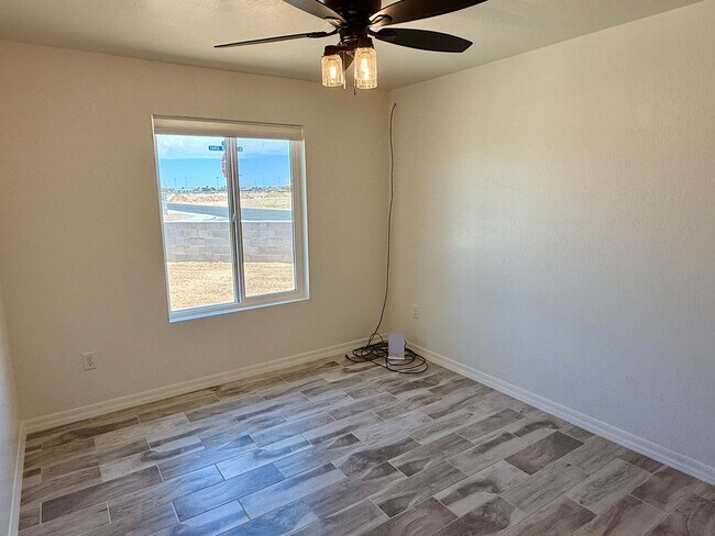 Building Photo - San Luis Corner Lot home with a Large Master Suite - 3 Bed 2 Bath Split Floor Plan