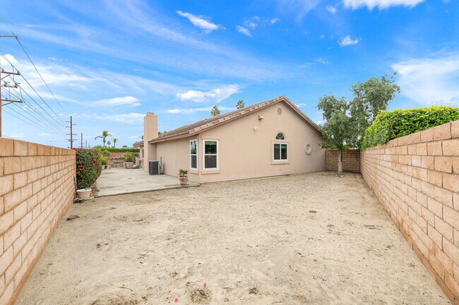 Building Photo - 44030 Mariposa Ct