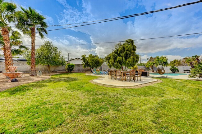 Building Photo - Stunning Vintage Vegas Pool Home on almost...