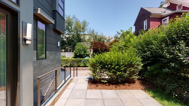 Building Photo - 138 Banks St