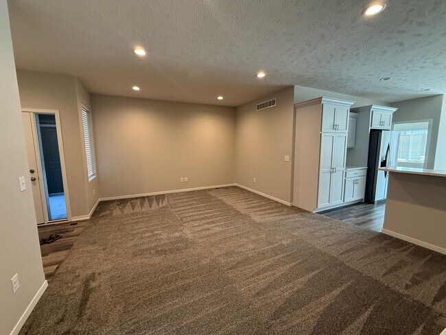 Building Photo - zero entry ranch townhome with 2 stall garage.  Spacious 2 bedroom/2.5 bath