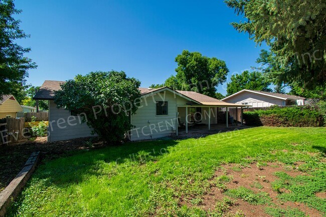 Building Photo - 2420 Poplar Dr