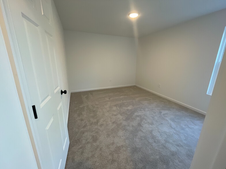 Building Photo - Room in House on Maplewood Dr