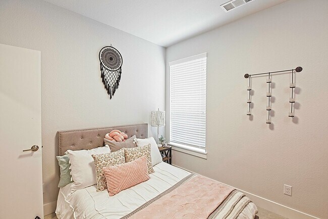 Building Photo - Dallas Gated Corner Townhome
