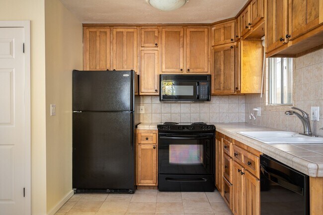 Building Photo - CONDO W/ A VIEW!!! CLOSE TO OHSU,PSU and M...