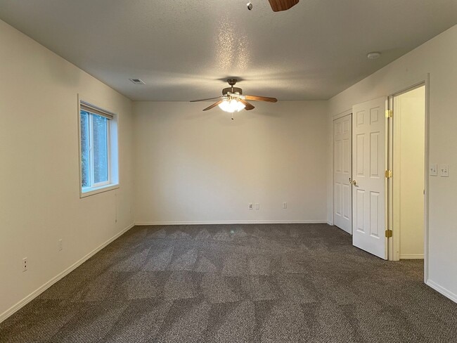 Building Photo - FANTASTIC 4 Bed 2.5 Bath Home in Salmon Cr...