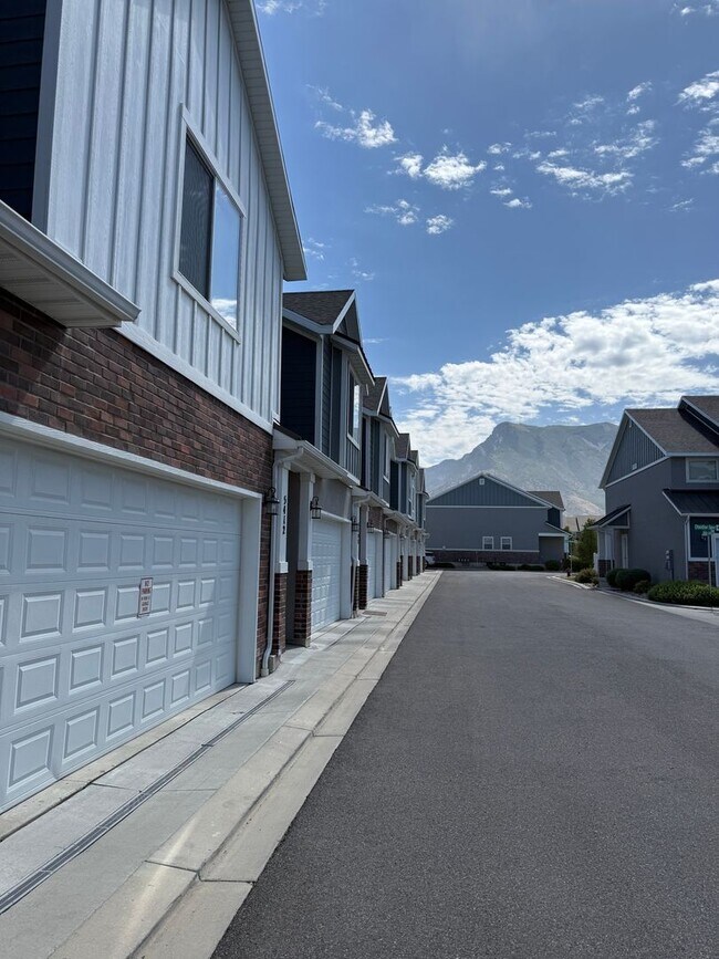 Building Photo - Beautiful town home for rent.