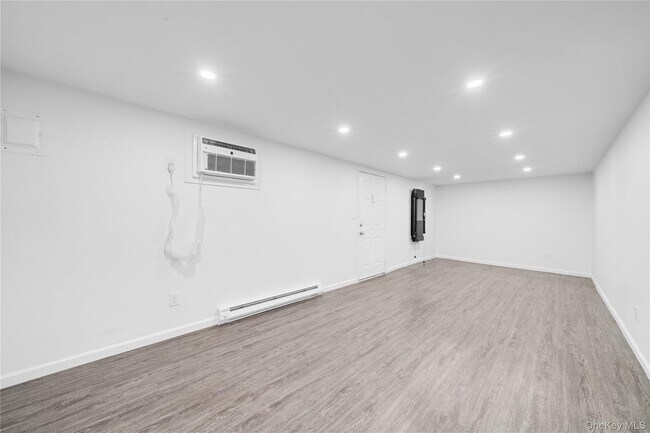 Building Photo - 68-21 Cloverdale Ln