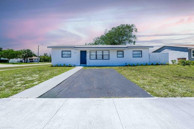 Building Photo - 510 SW 13th Pl