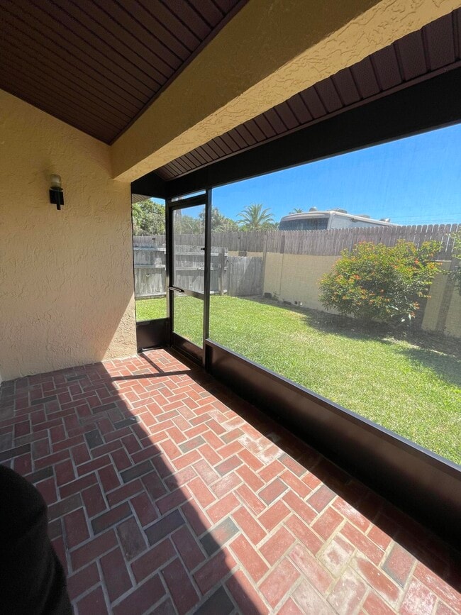 Building Photo - 613 Manatee Dr