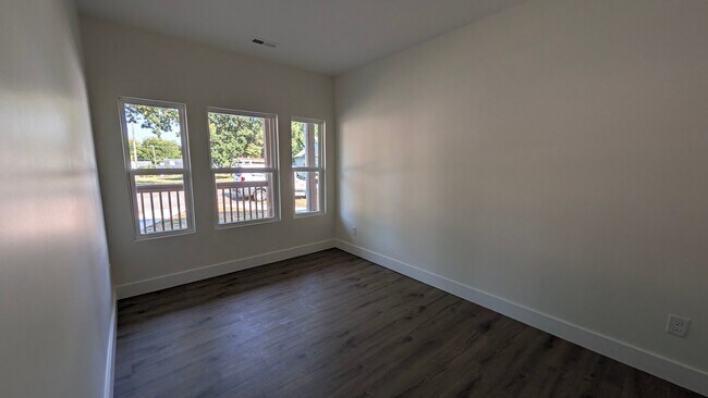 Building Photo - 2544 Selma Ave