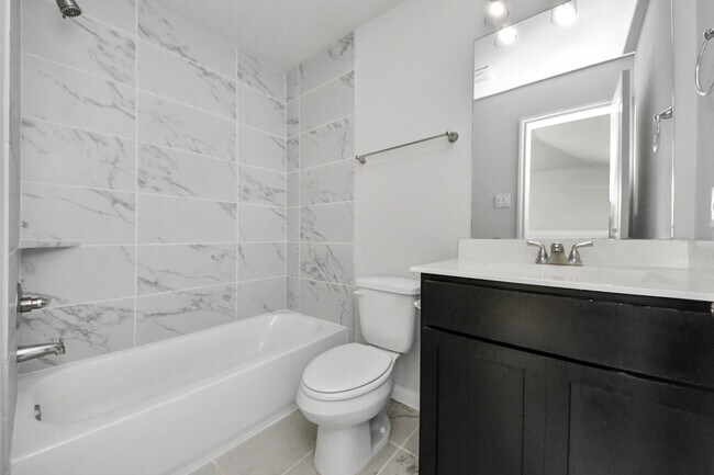 Building Photo - 804 Lake Lacosta Dr