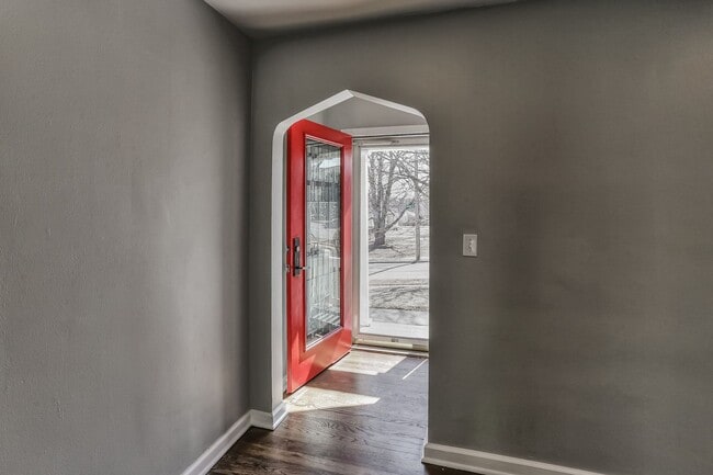 Building Photo - Amazing Aksarben Home