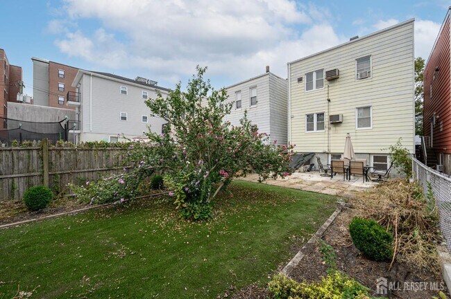 Building Photo - 182 Avenue F