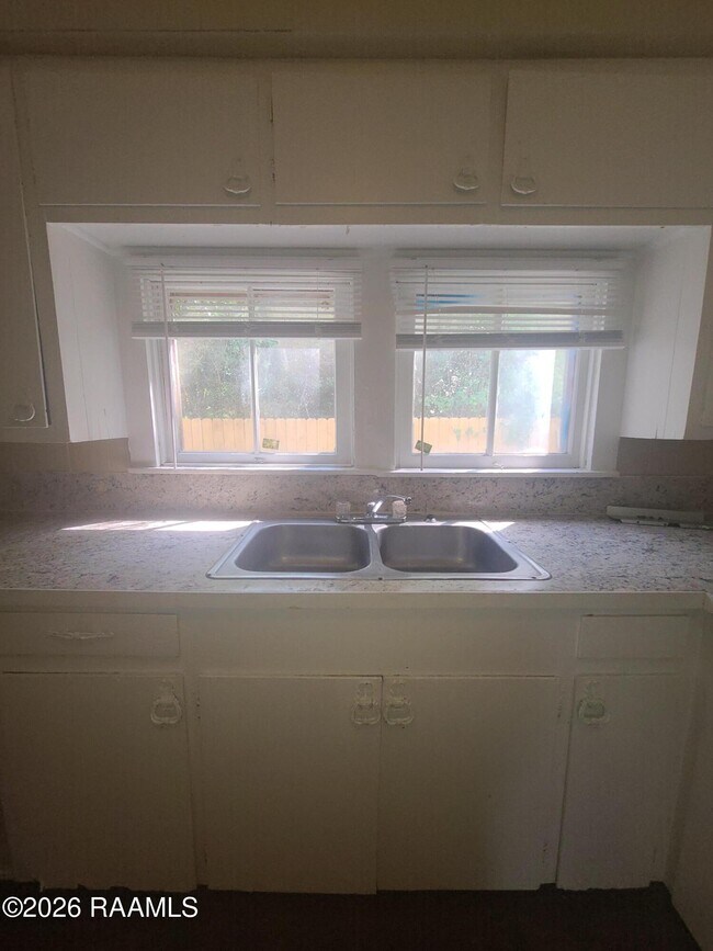 Building Photo - 1032 N Railroad Ave