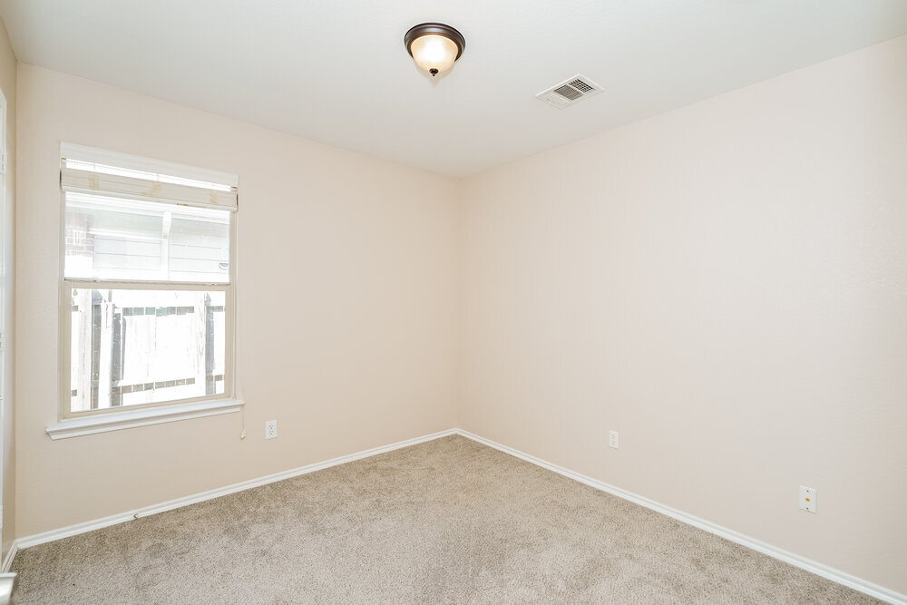 Building Photo - 2033 Club Oak Dr