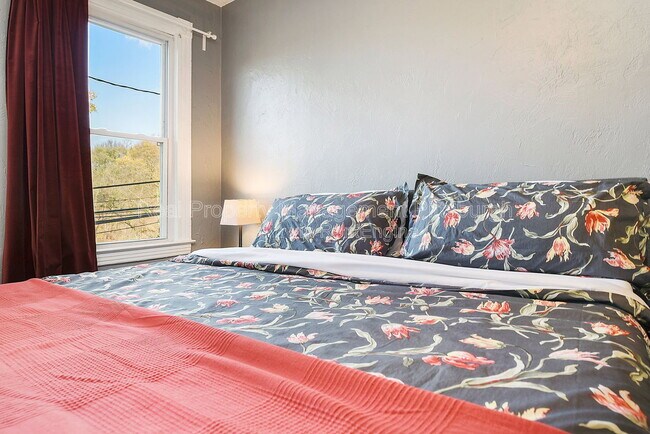 Building Photo - 320 Greenfield Ave